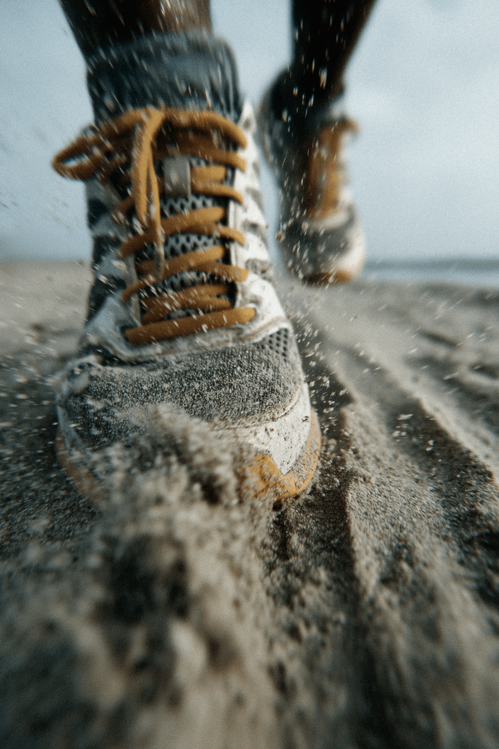 Schuhe die durch Sand laufen