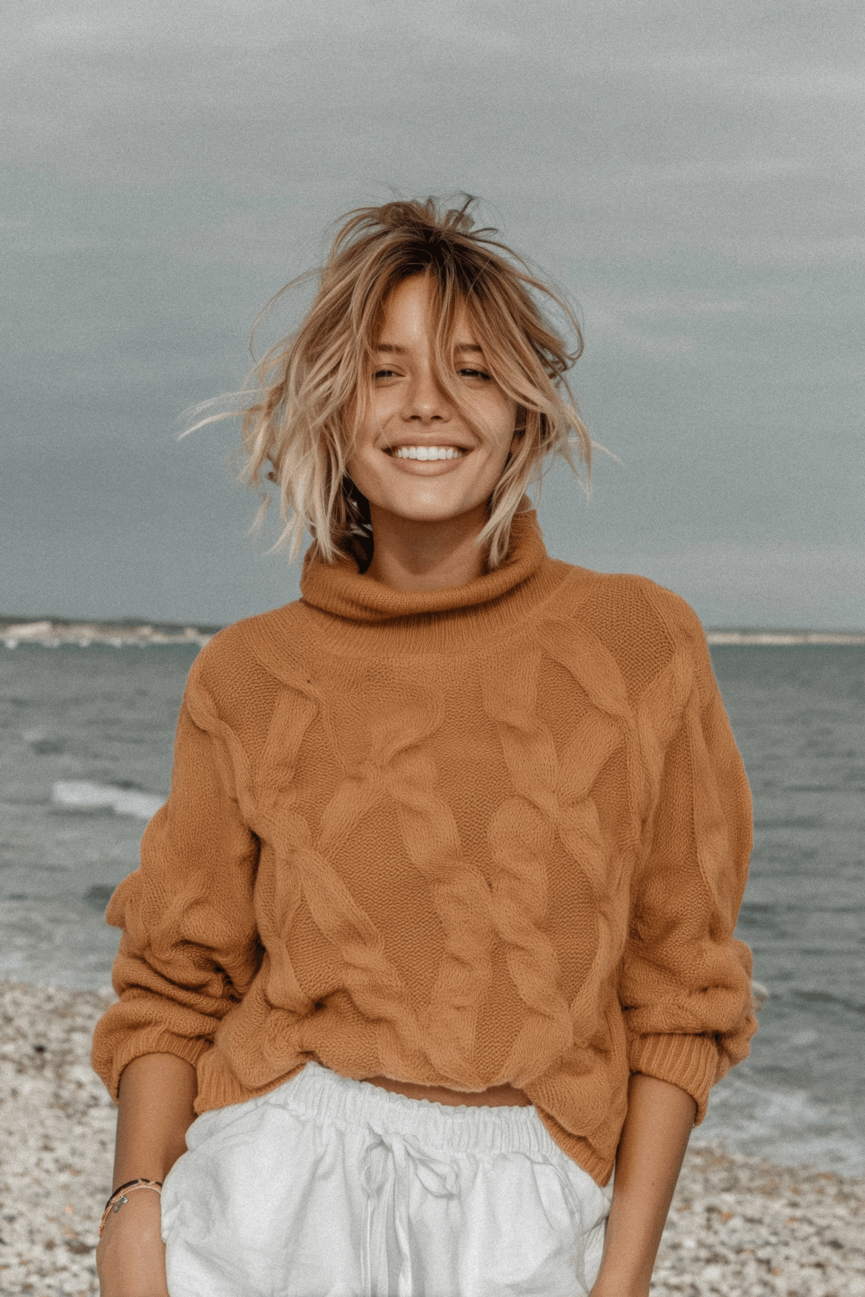 Eine Frau vor Wasser