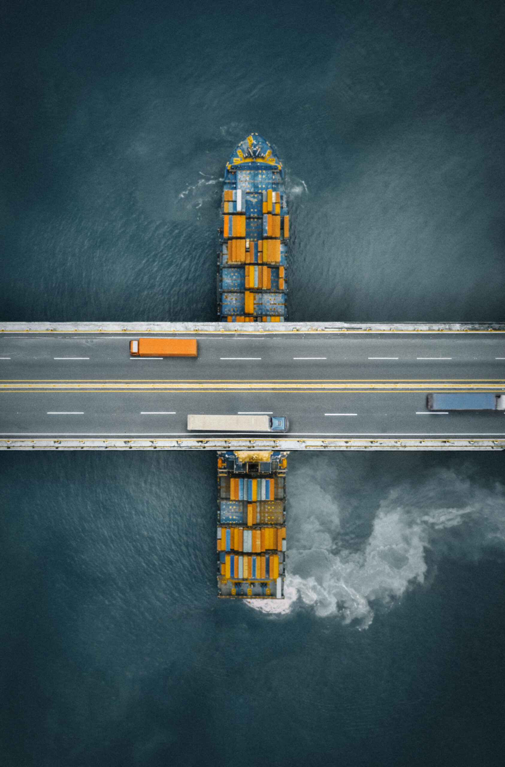 Ein Schiff unter einer Brücke